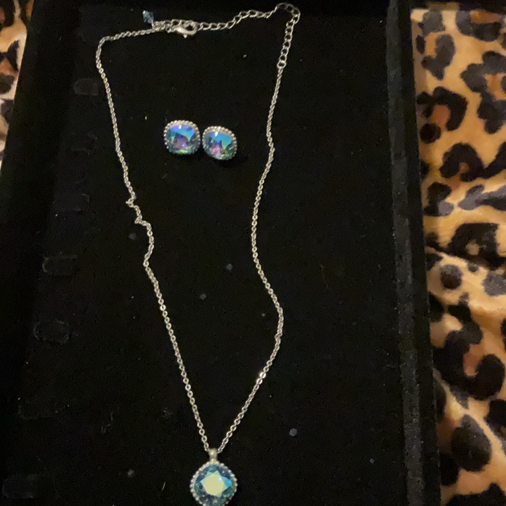 Sorrelli Silver Necklace With Blue Accents And Earrings